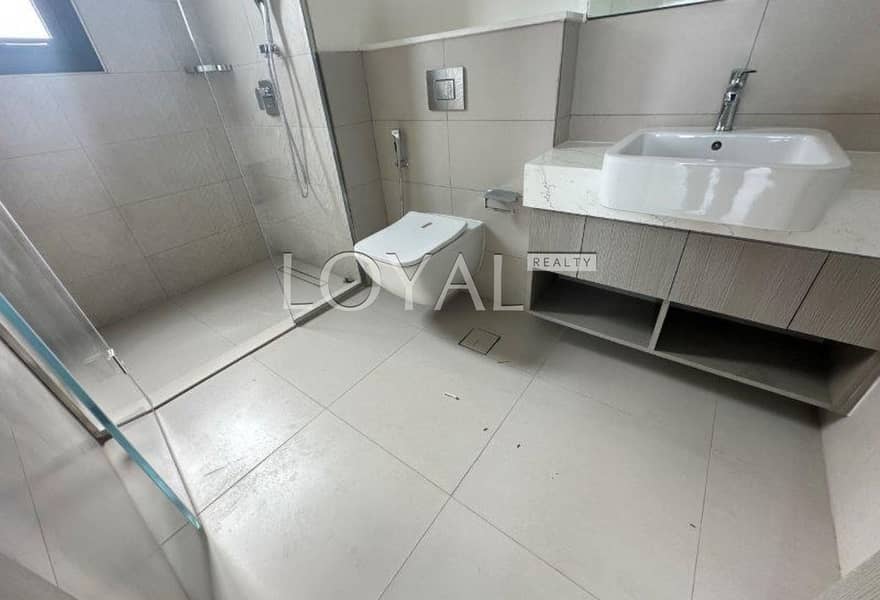 Modern 4BR Townhouse/ Spacious / Opposite the park - Image 10