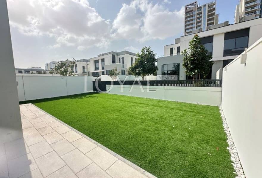 Modern 4BR Townhouse/ Spacious / Opposite the park - Image 11
