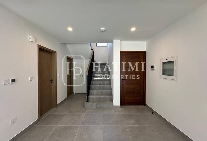 SINGLE ROW| BRAND NEW| OPPOSITE THE POOL AND PARK - Image 6