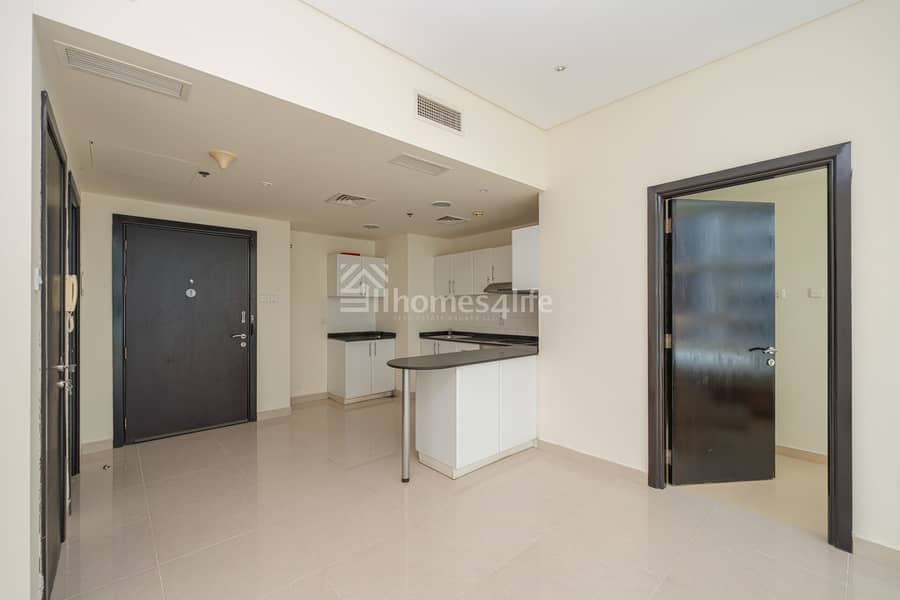 Pool view | Near metro | Vacant - Image 6