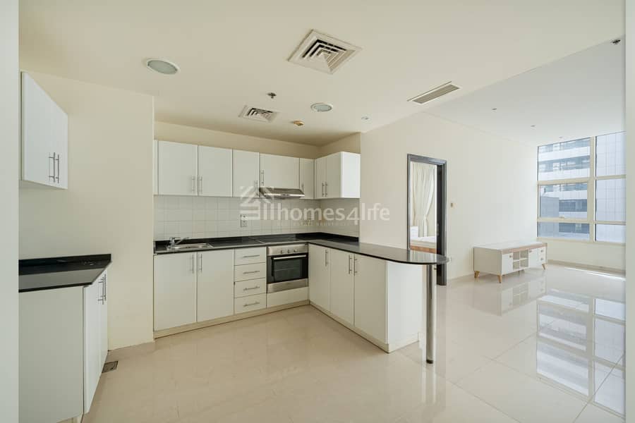 Pool view | Near metro | Vacant - Image 7