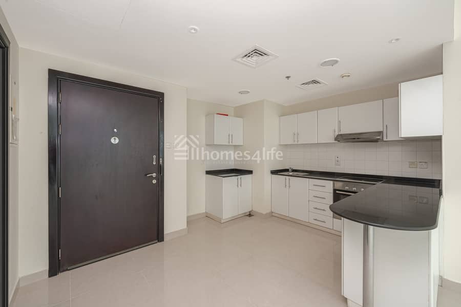 Pool view | Near metro | Vacant - Image 8