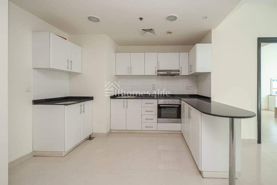 Pool view | Near metro | Vacant - Image 9