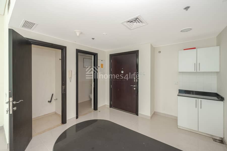 Pool view | Near metro | Vacant - Image 10