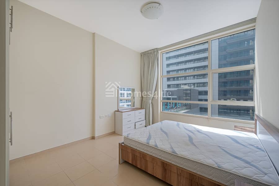 Pool view | Near metro | Vacant - Image 13