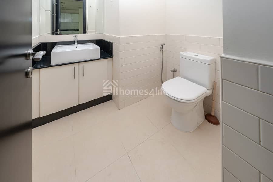 Pool view | Near metro | Vacant - Image 16