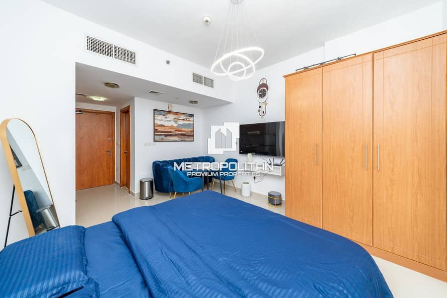 Furnished | Pool and Lake View | Modern