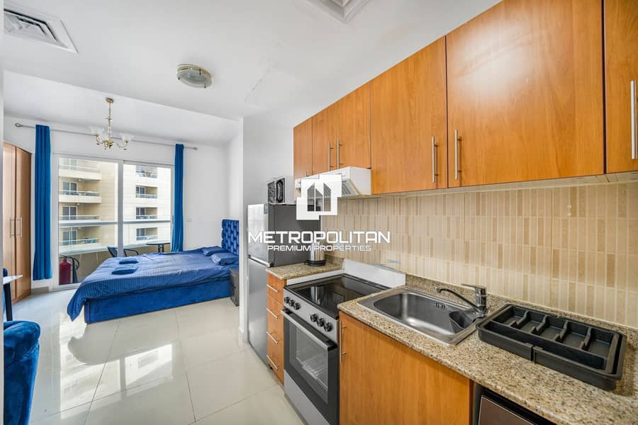 Furnished | Pool and Lake View | Modern