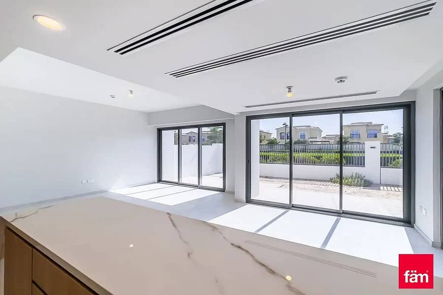 Single Row |Close To Pool Vacant | Landscaped - Image 9