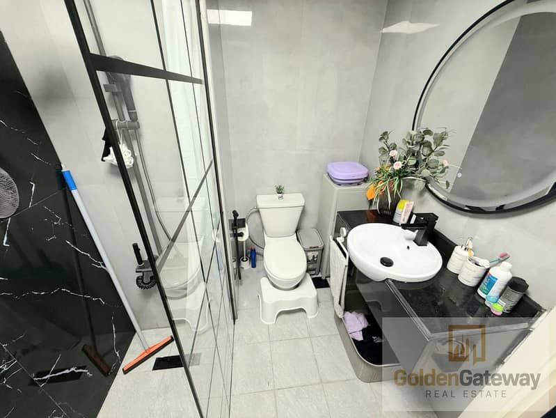 Spacious well-maintain ungraded Studio Vacant - Image 9