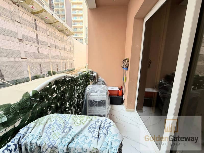 Spacious well-maintain ungraded Studio Vacant - Image 12