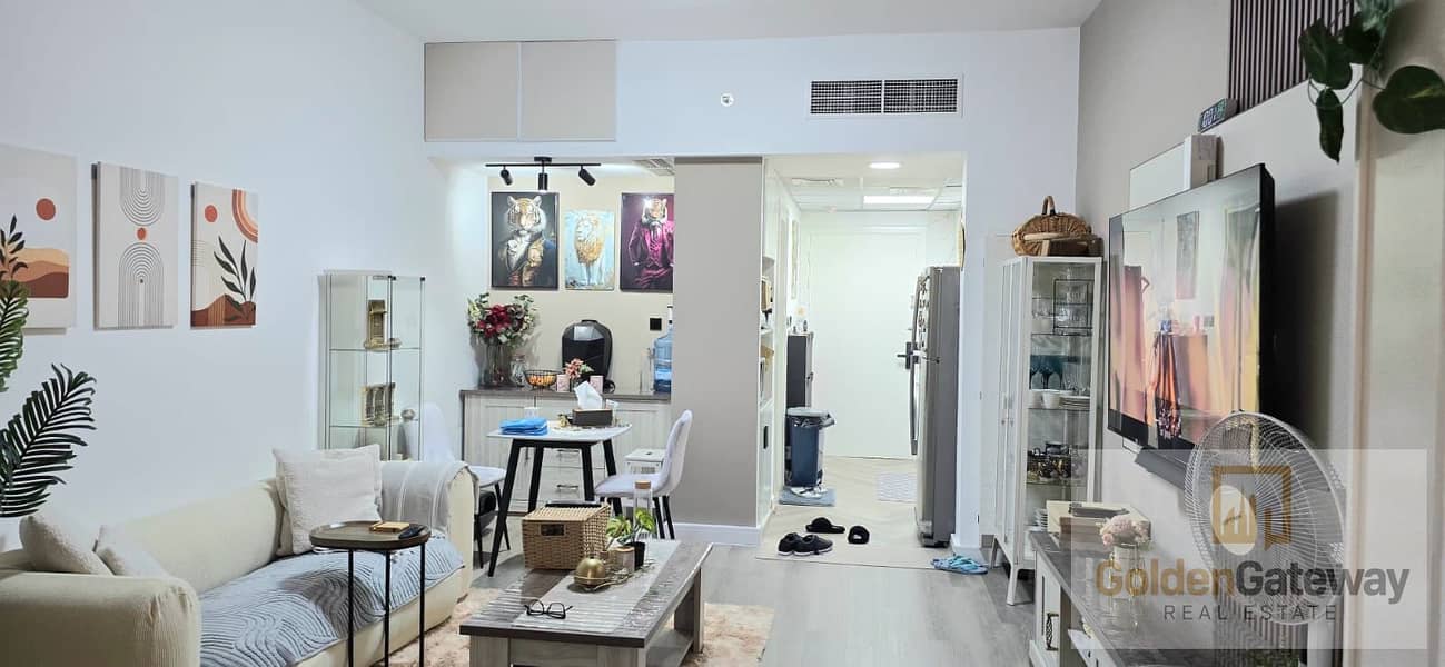 Spacious well-maintain ungraded Studio Vacant - Image 14