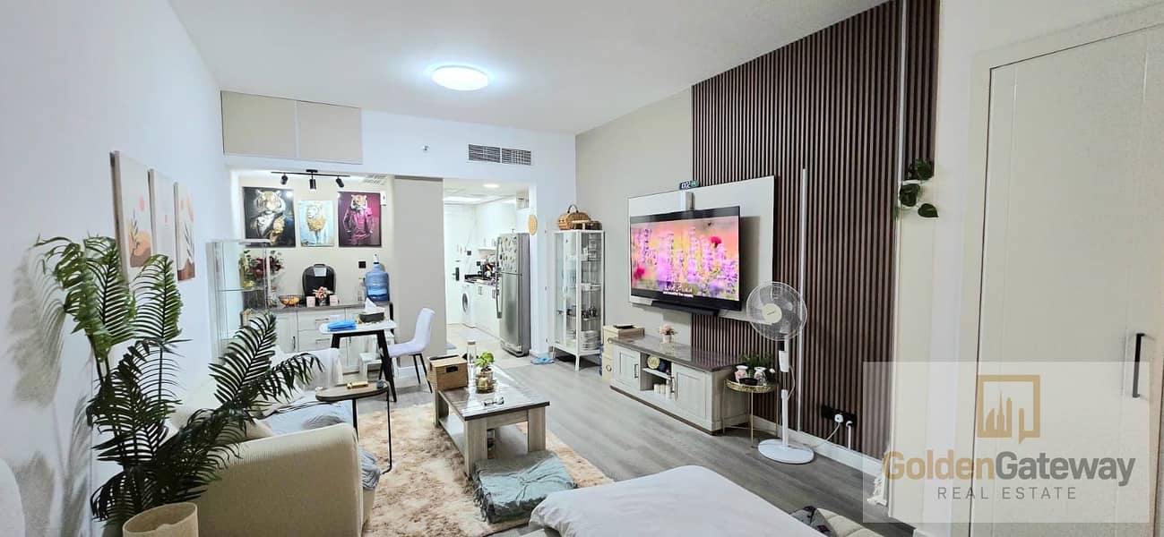 Spacious well-maintain ungraded Studio Vacant - Image 15