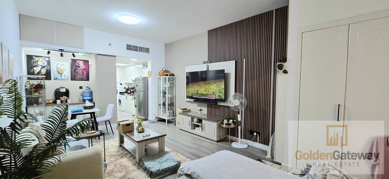 Spacious well-maintain ungraded Studio Vacant - Image 16