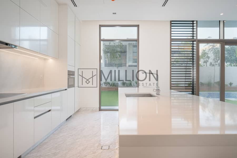 Luxury 5-Bed Villa with Maid Room | for Rent - Image 8