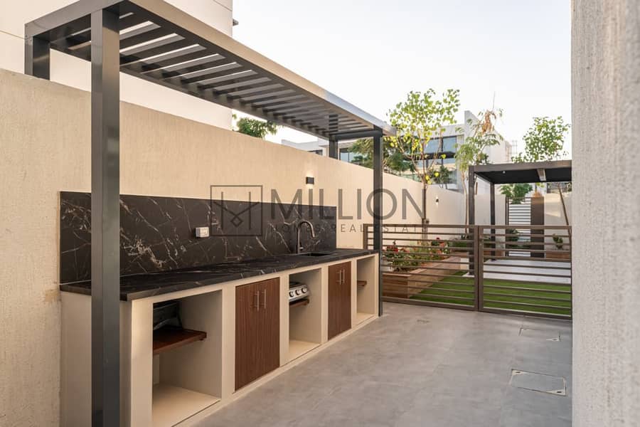 Luxury 5-Bed Villa with Maid Room | for Rent - Image 12