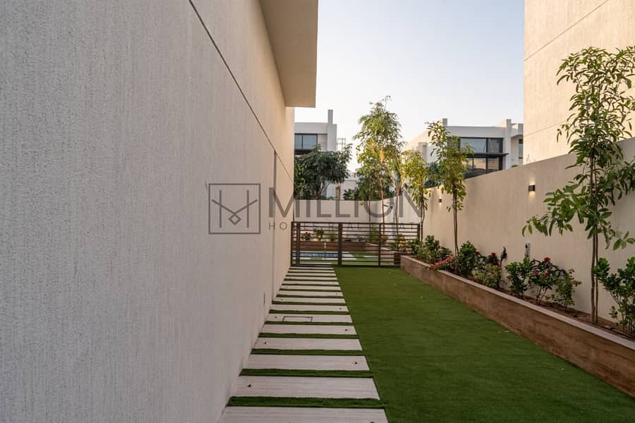 Luxury 5-Bed Villa with Maid Room | for Rent - Image 14