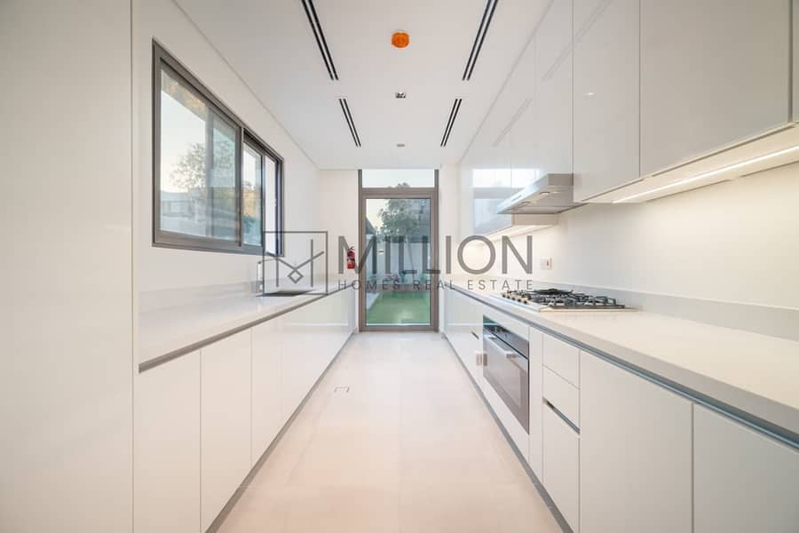 Luxury 5-Bed Villa with Maid Room | for Rent - Image 16