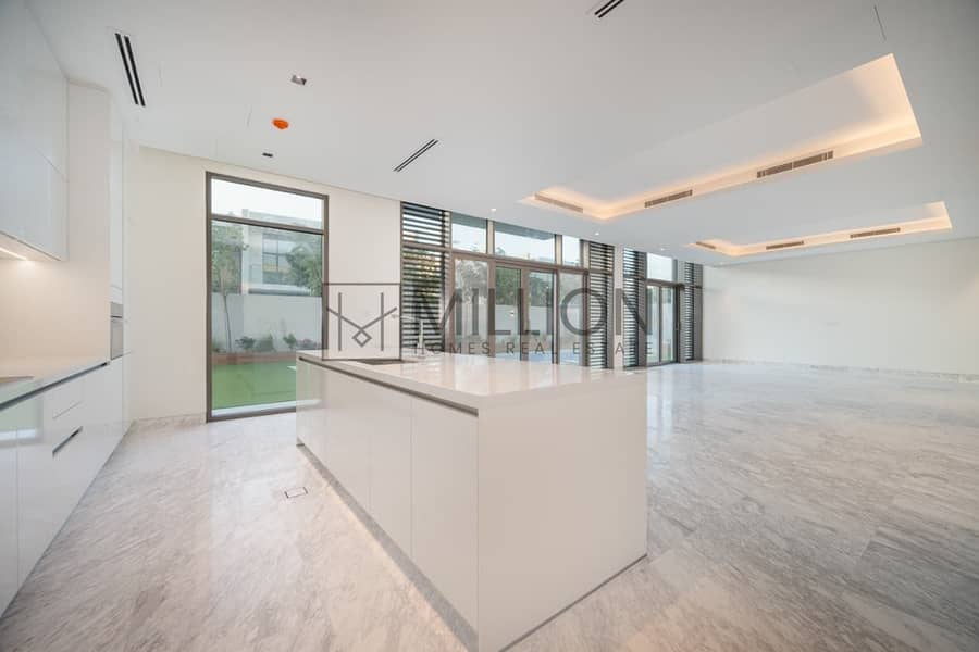 Luxury 5-Bed Villa with Maid Room | for Rent - Image 19