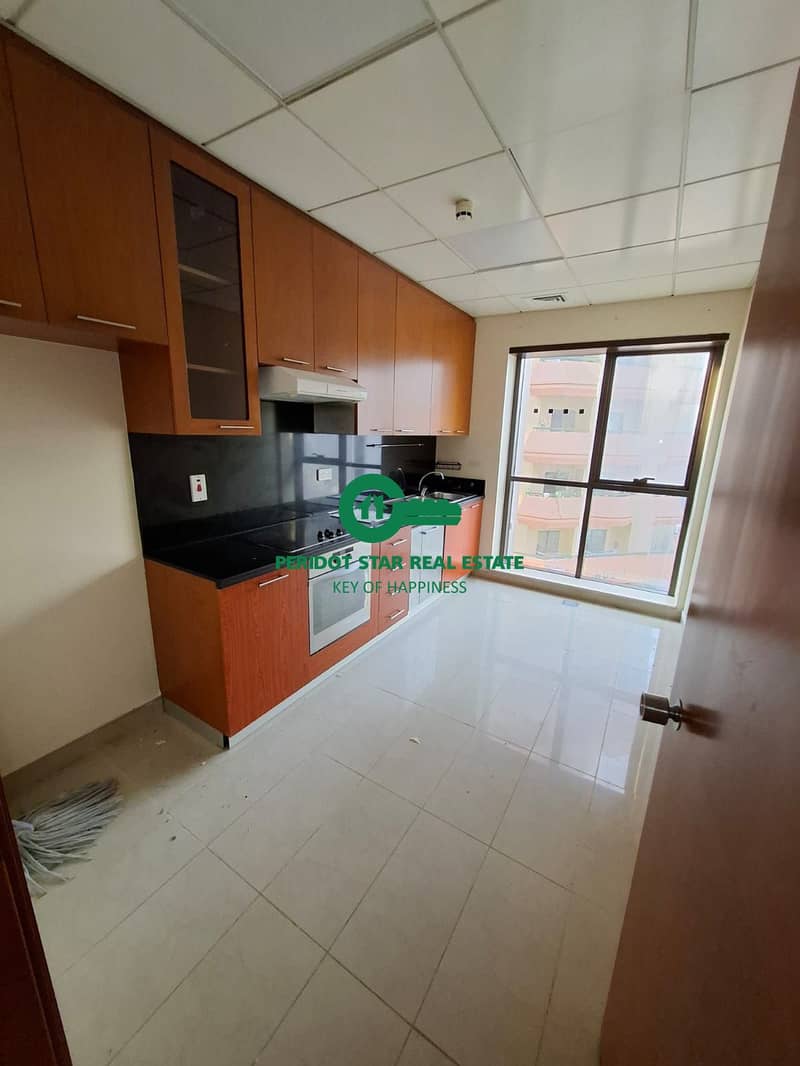 4BHK APARTMENT FOR FAMILY CLOSED TO SHARAF DG METRO STATION AND CLOSED TO SUPER MARKET AND HUGE LAYOUT