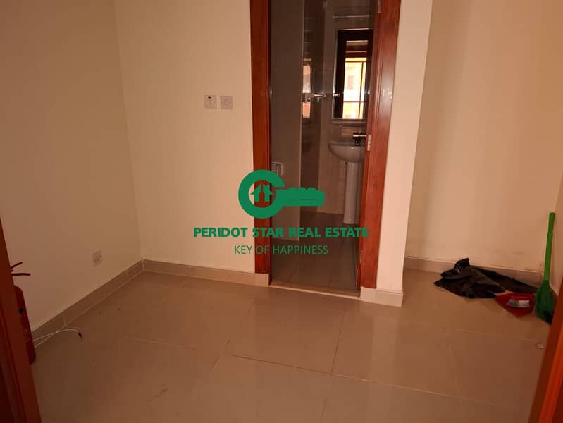 4BHK APARTMENT FOR FAMILY CLOSED TO SHARAF DG METRO STATION AND CLOSED TO SUPER MARKET AND HUGE LAYOUT - Image 32