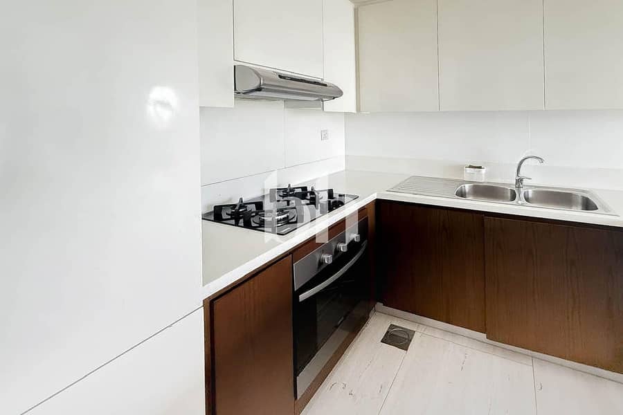 6 Cheques | Unfurnished | With Parking and Balcony