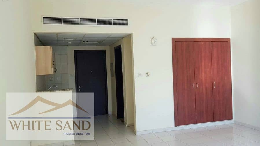 GREECE CLUSTER I READ TO MOVE I NEAR TO BUS STOP