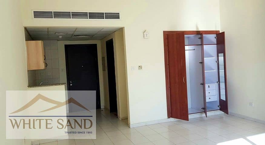 GREECE CLUSTER I READ TO MOVE I NEAR TO BUS STOP