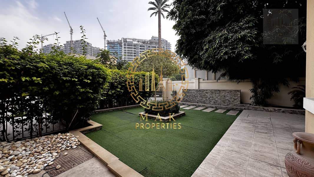 Beautiful 5 Bedroom Corner Villa with Private Pool