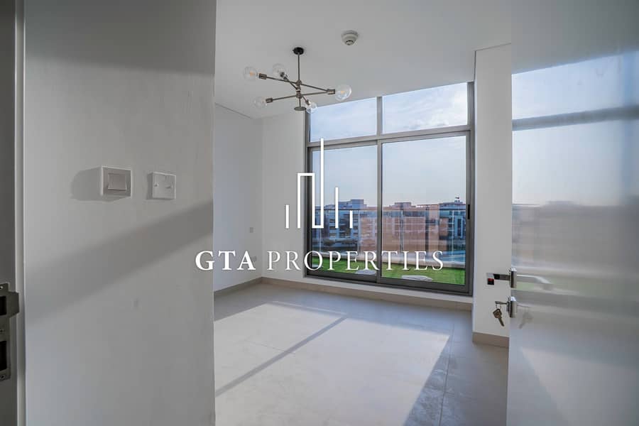 LARGE TERRACE| HIGHER FLOOR | AVAILABLE NOW - Image 8