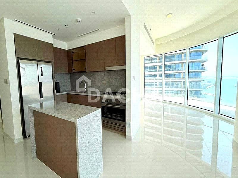 Curved Balcony | PALM VIEW | Private Beach