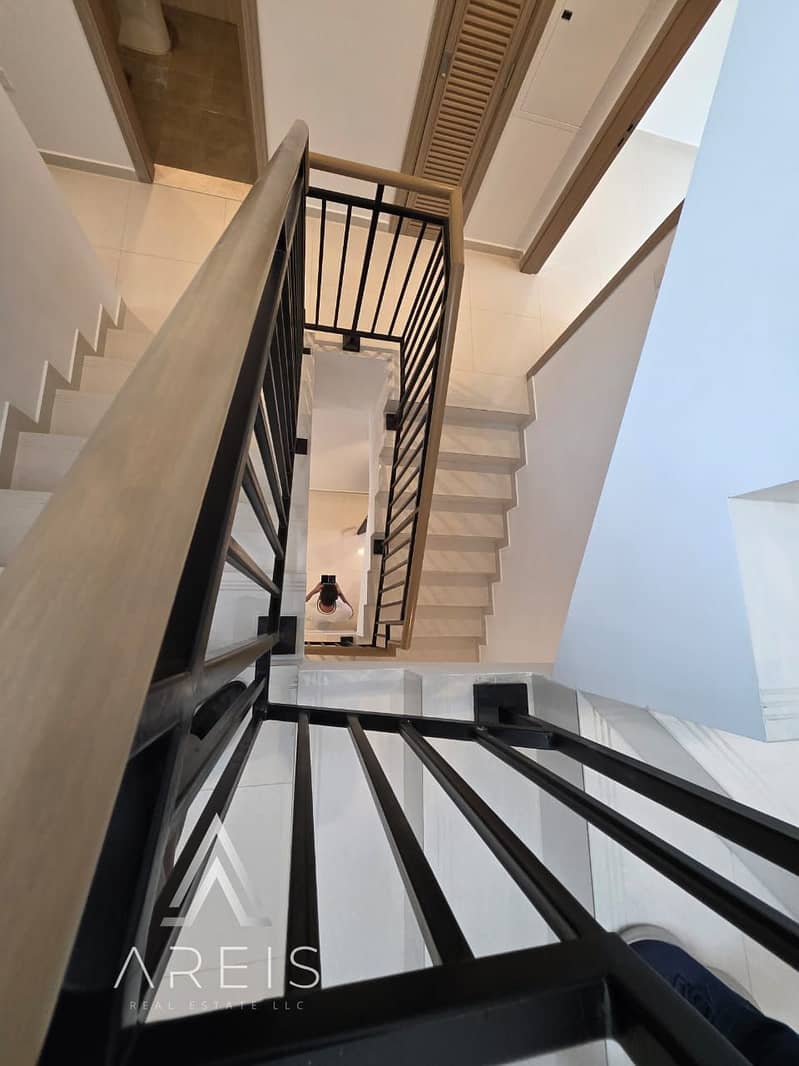 Spacious Well Maintained 3BR Town House |Vacant - Image 10