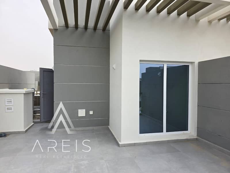 Spacious Well Maintained 3BR Town House |Vacant - Image 11