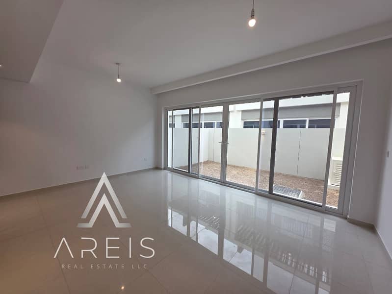 Spacious Well Maintained 3BR Town House |Vacant - Image 14