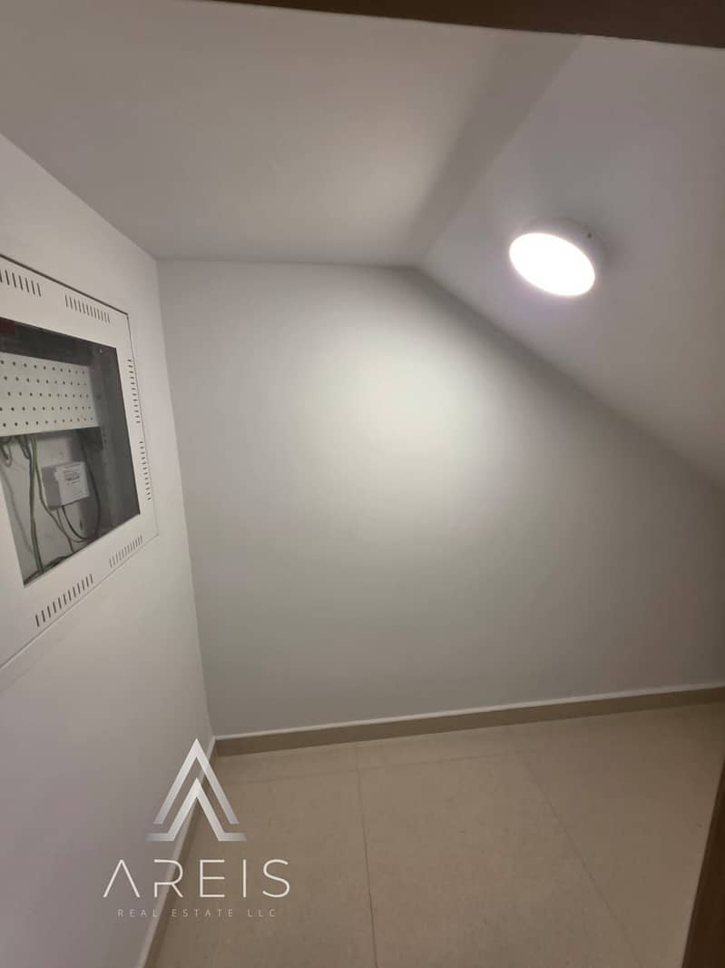 Spacious Well Maintained 3BR Town House |Vacant - Image 17