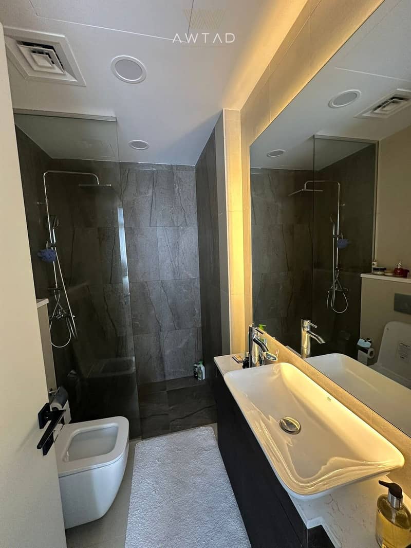 Fully-Furnished |Stunning Pool View| 2 Balconies - Image 10