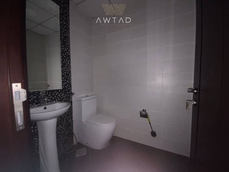 Vacant | Fully Furnished | Road View | Huge Layout - Image 14