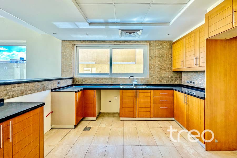 Vacant | Single Row | Premium location | 4 bed