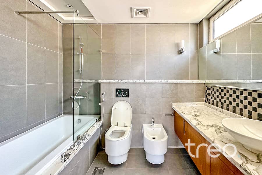 Vacant | Single Row | Premium location | 4 bed - Image 11