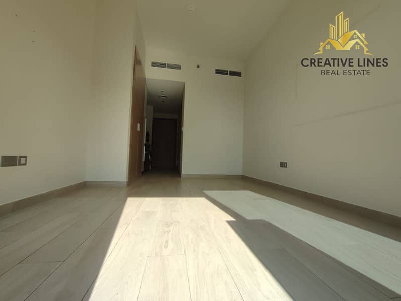 SPACIOUS STUDIO - BOULEVARD VIEW - CHILLER FREE