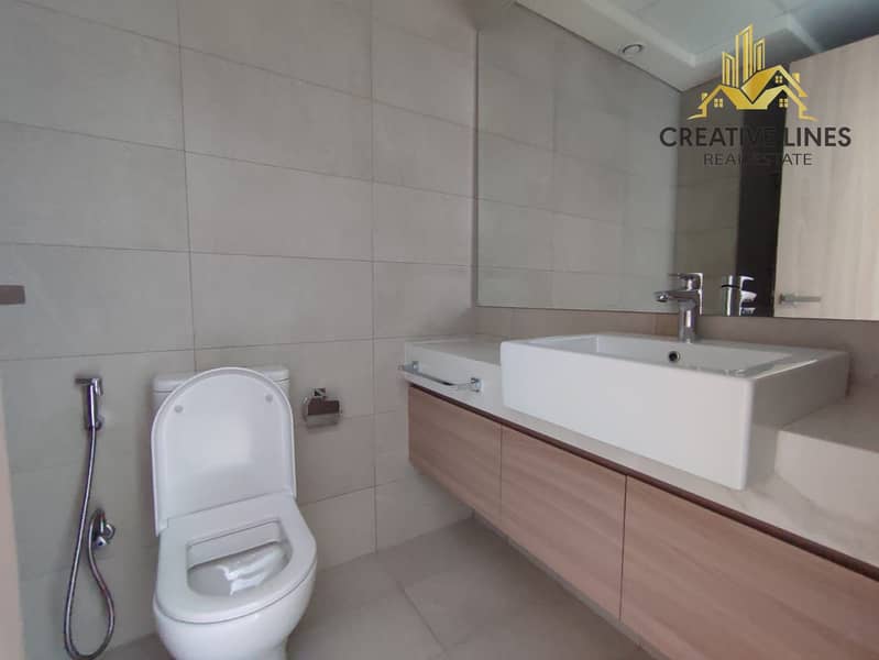 SPACIOUS STUDIO - BOULEVARD VIEW - CHILLER FREE - Image 8