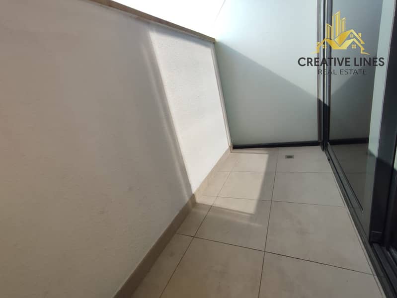 SPACIOUS STUDIO - BOULEVARD VIEW - CHILLER FREE - Image 9