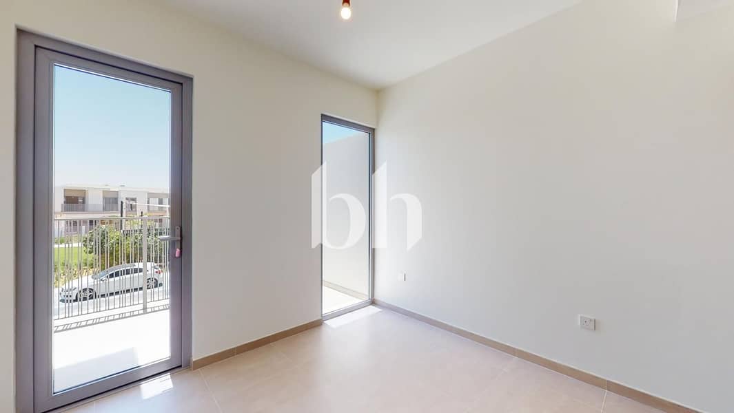 Move-in ready | Prime Location | Landscaped - Image 7