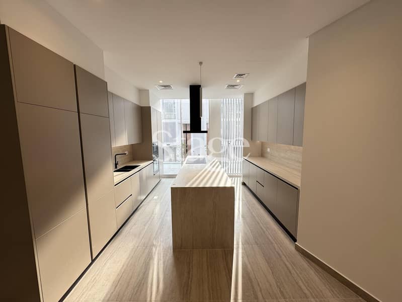 Single Row Unit | Lagoon View | Luxury 4 BR Villa - Image 8