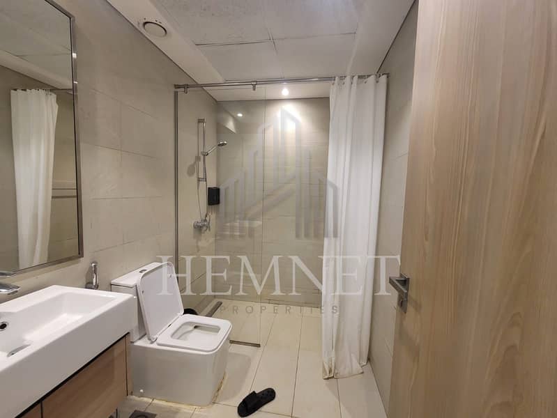 Furnished Luxury | High Floor | Vacant - Image 12