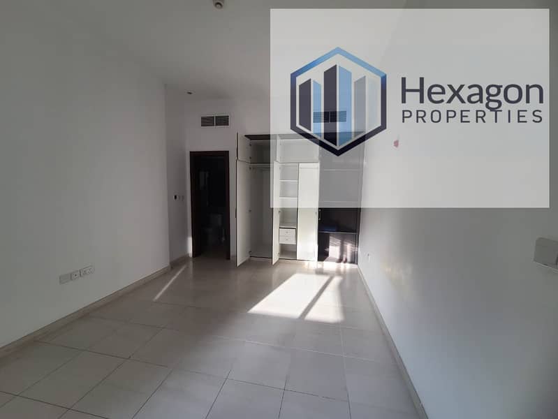 PRIME LOCATION | VACANT | 1BHK | BALCONY | SWIMMING POOL | GYM | FOR A PRICE OF AED 65000 - Image 9