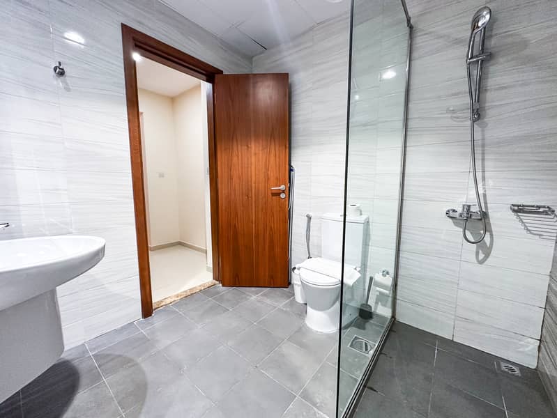 Elegant 1BR in Dunya Tower, Downtown Dubai - Image 6