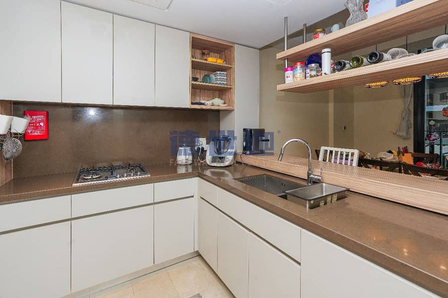 Corner Unit | Pool View | Spacious - Image 8