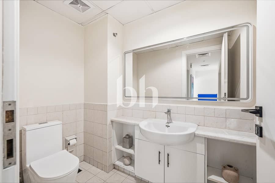 Furnished | Lake View | Upgraded | Large Plot - Image 11