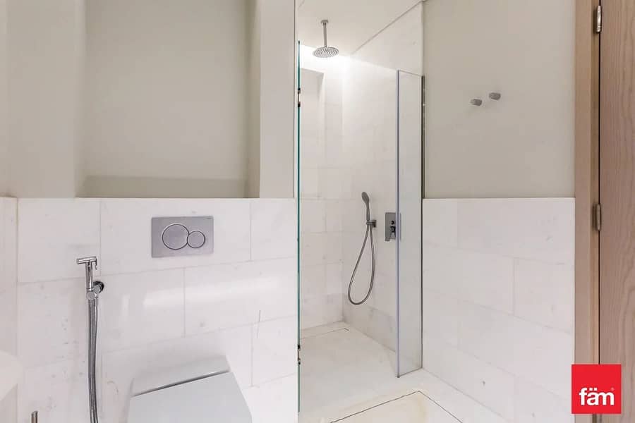 Available Mid December ,Prime Location, Sea View - Image 6